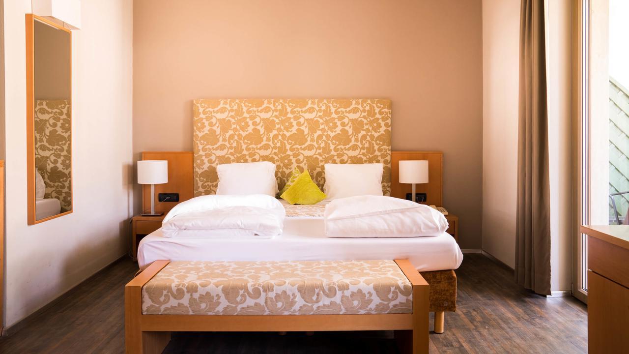 Flora Hotel & Suites Merano Bagian luar foto